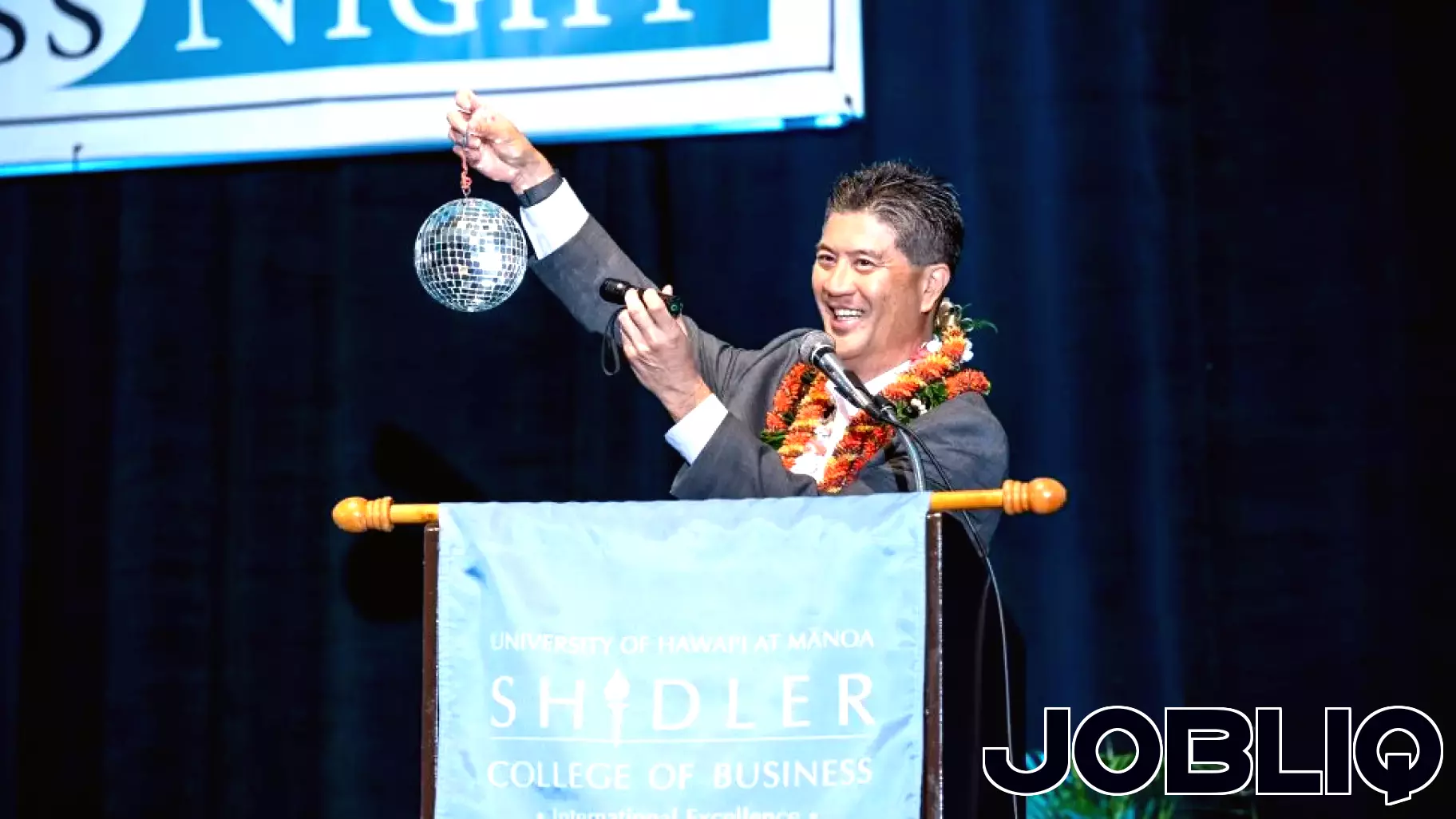 Shidler College of Business host night of mentorship, recognition for 500 students