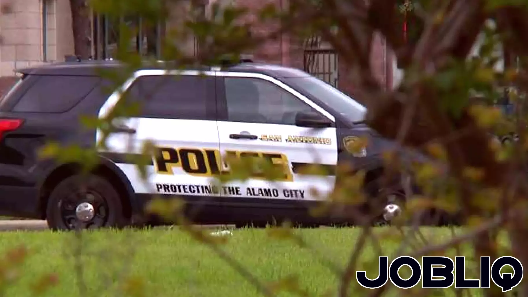 Shoplifting suspect stabs security officer at East Side business, SAPD says